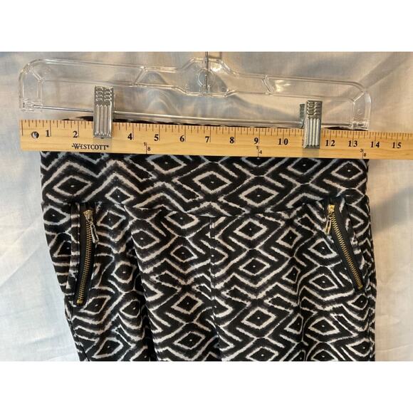 Stylish Black and White Leggings with Zipper Detail & Dual Pockets Sm/Med - Picture 3 of 5